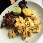 O bife de chouriço com palmitos e manteiga de ervas