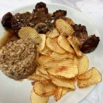 O bife de chouriço com risoto de funghi e fritas