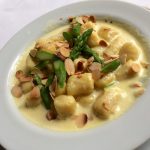 O Nhoque de barôa com molho Alfredo e aspargos frescos