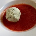 A sopa fria de morangos com sorvete de manjericão!