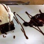 O brownie com ganache e sorvete de baunilha