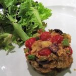 Saladinha de pão italiano, azeitonas, tomates e muzzarela