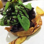 Mignon em cubos com balsâmico, rúcula e batatas rústicas