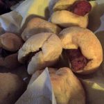 Os hot dogs de linguiça no pão de queijo