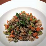 Salada de Lentilhas e Quinôa com Frango Caipira, Amendoins Picantes, Folhas e Molho de Missô