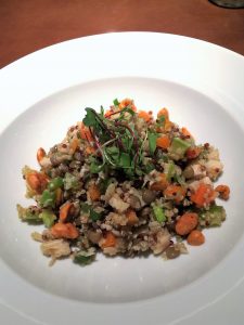 Salada de Lentilhas e Quinôa com Frango Caipira, Amendoins Picantes, Folhas e Molho de Missô
