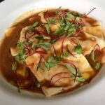 Os raviólis de ragu de pato com manteiga de sálvia